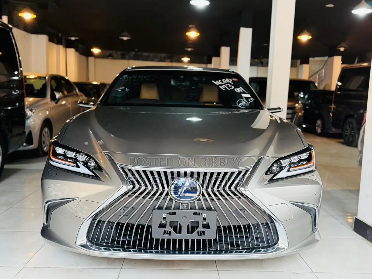 Lexus ES 300H READY SHOWROOM 2020
