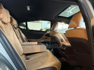 Lexus ES 300H READY SHOWROOM 2020