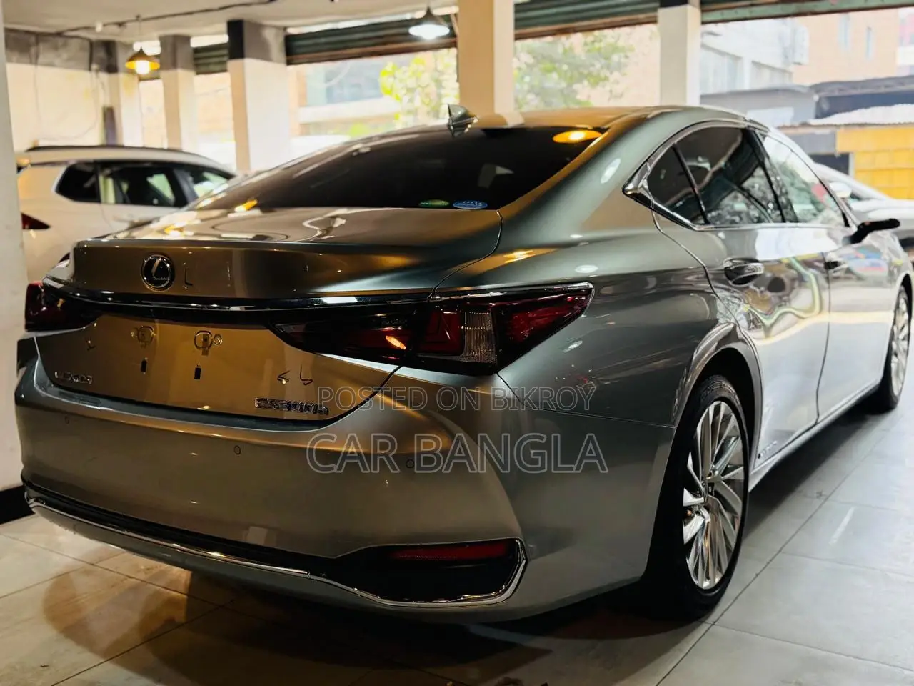 Lexus ES 300H READY SHOWROOM 2020