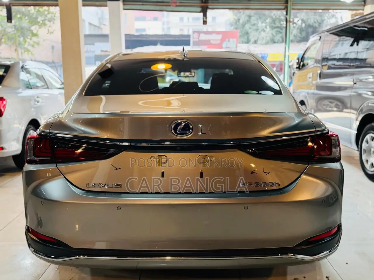 Lexus ES 300H READY SHOWROOM 2020