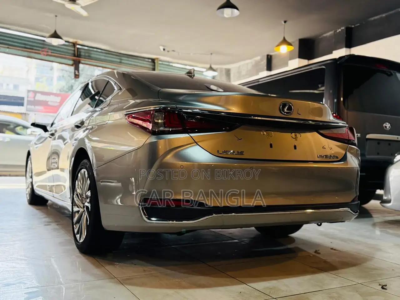 Lexus ES 300H READY SHOWROOM 2020