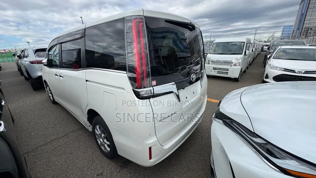Toyota Esquire GI. PREMIUM NON HY 2020