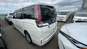Toyota Esquire GI. PREMIUM NON HY 2020
