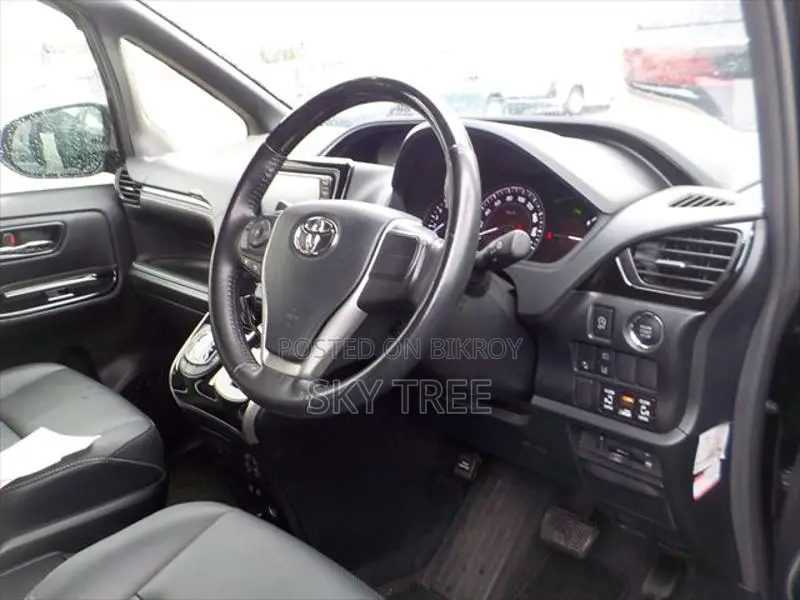 Toyota Esquire Gi pkg. 2020