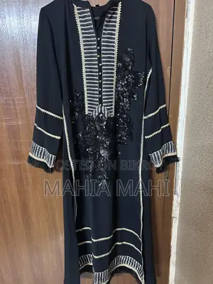 ভোগ ডিজাইনার ব্ল্যাক ড্রেস