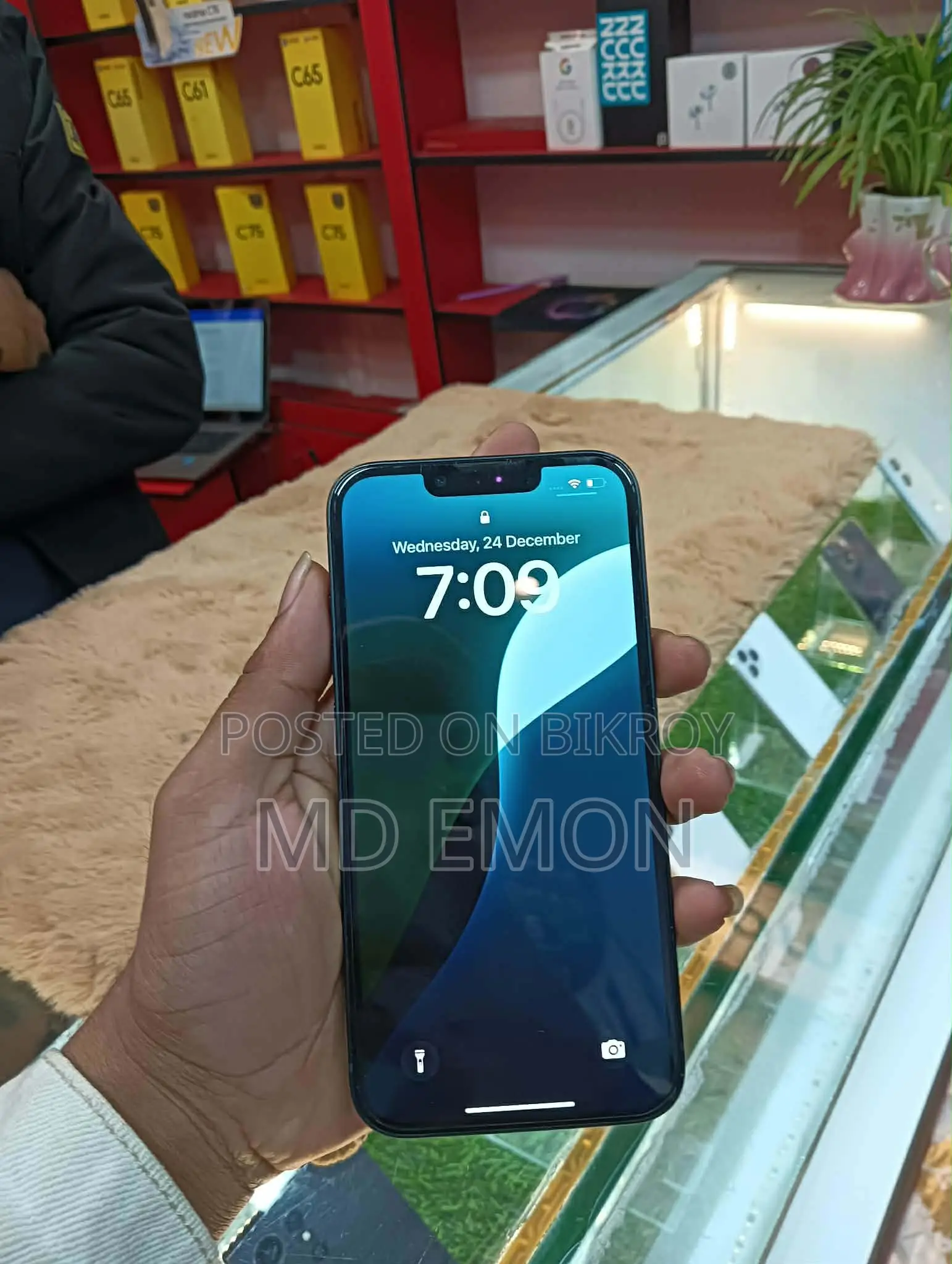Apple iPhone 13 (Used)