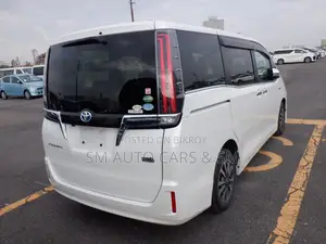 Toyota Esquire Hybrid Gi Pearl 2020
