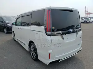 Toyota Esquire GI PREM.PEARL COLOR 2020