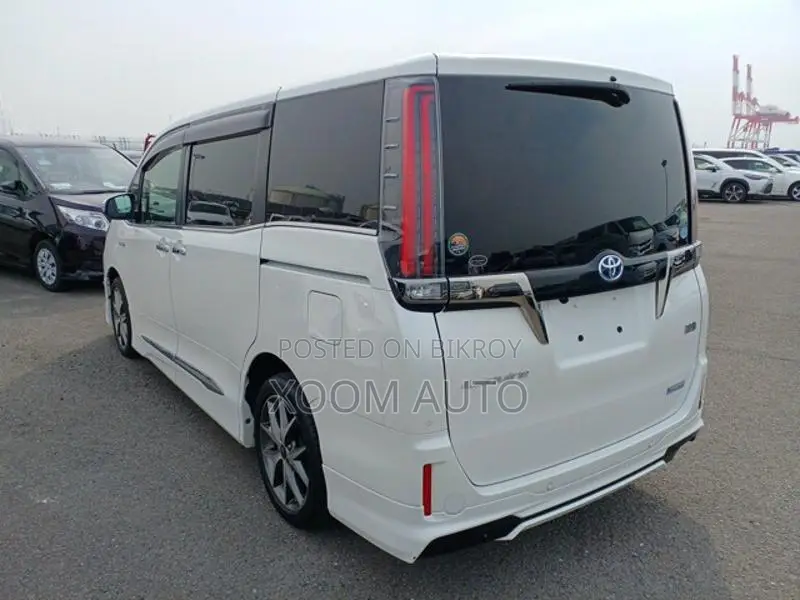 Toyota Esquire GI PREM.PEARL COLOR 2020