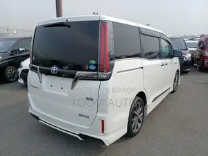 Toyota Esquire GI PREM.PEARL COLOR 2020