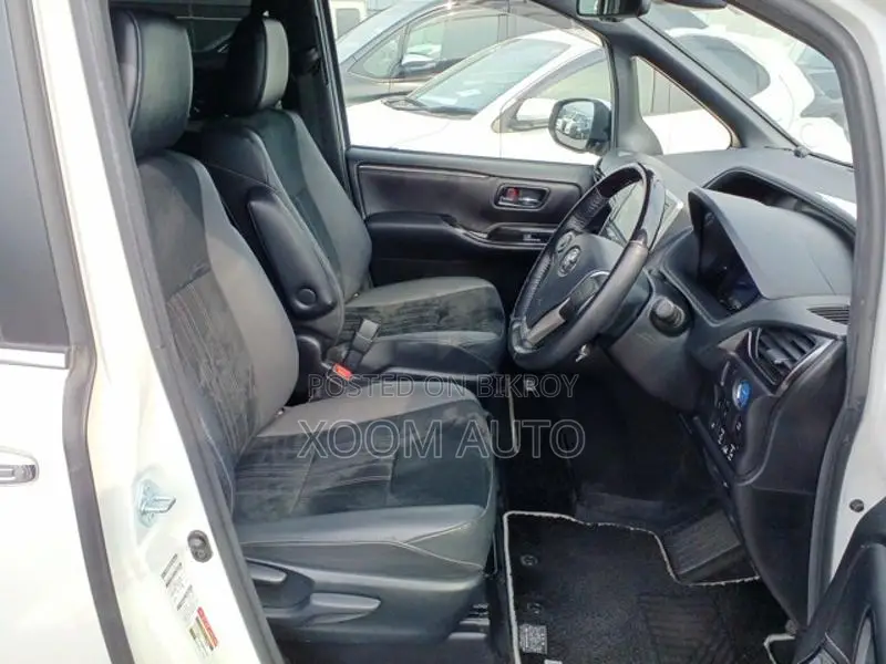 Toyota Esquire GI PREM.PEARL COLOR 2020