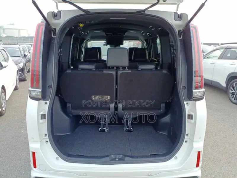 Toyota Esquire GI PREM.PEARL COLOR 2020