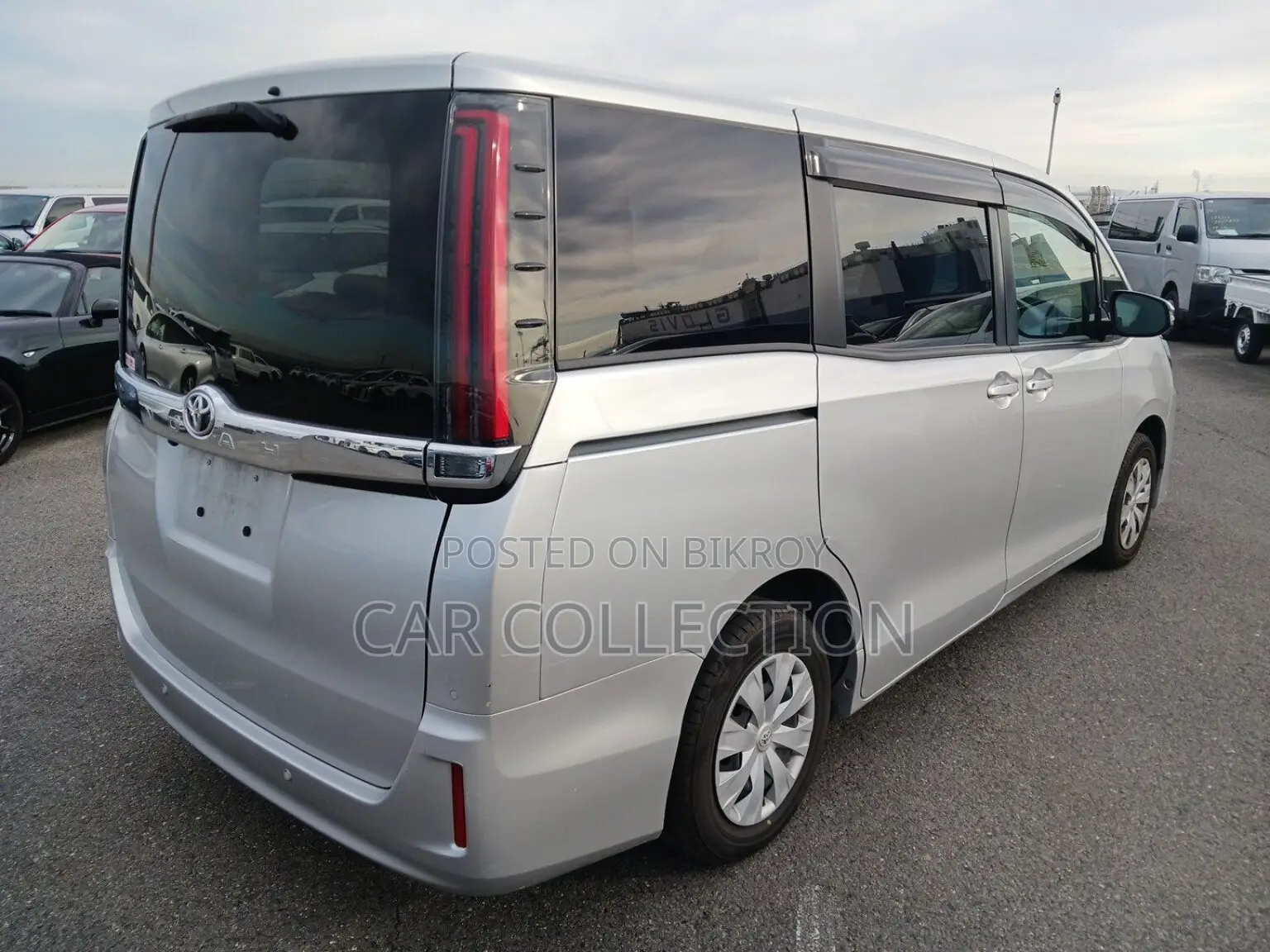 Toyota Noah X Non Hybrid Silver 2021