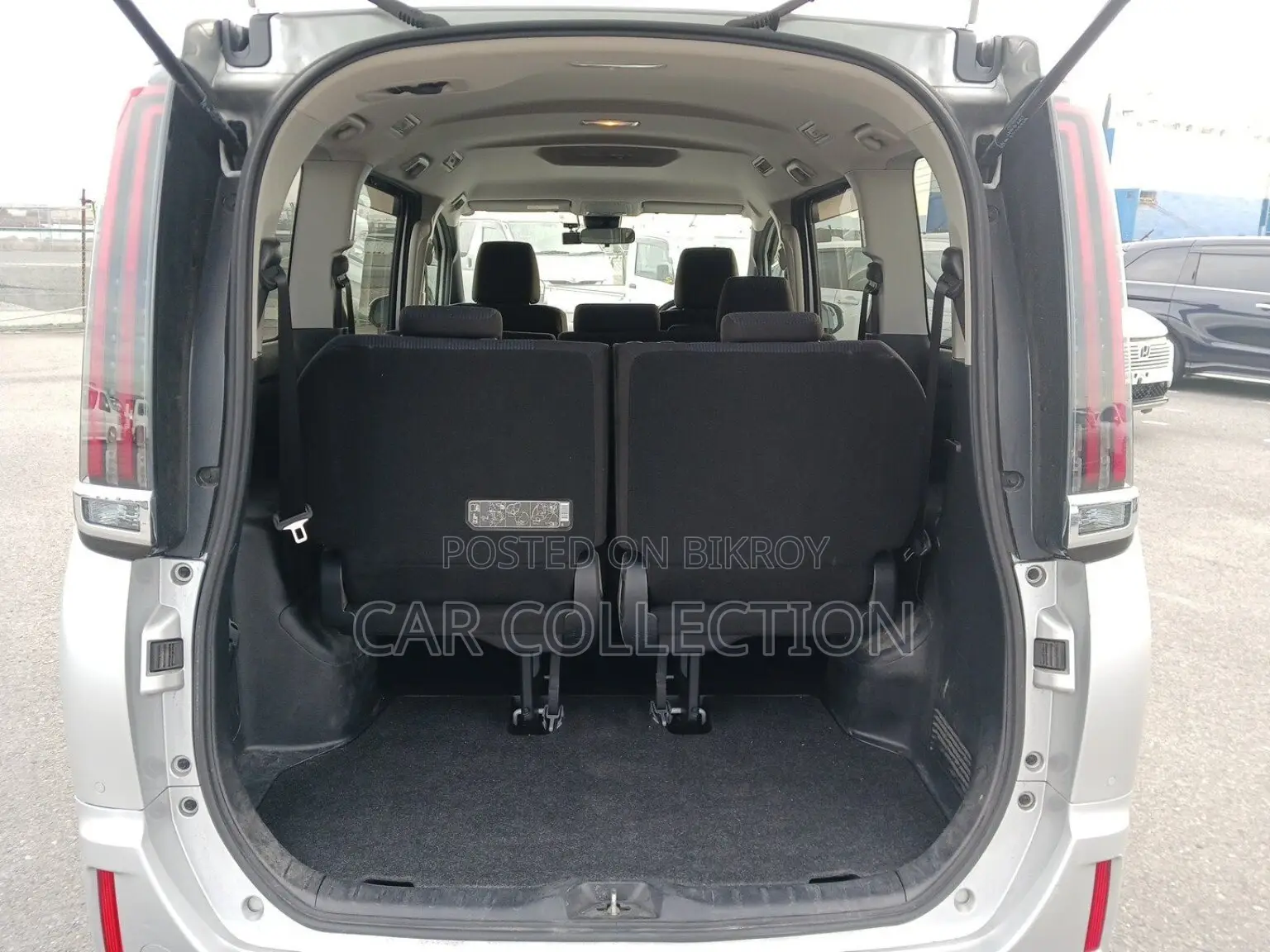 Toyota Noah X Non Hybrid Silver 2021