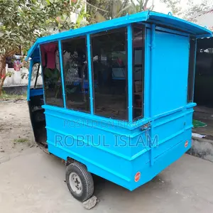বেবি ট্যাক্সির উপরে বক্স বডি করা