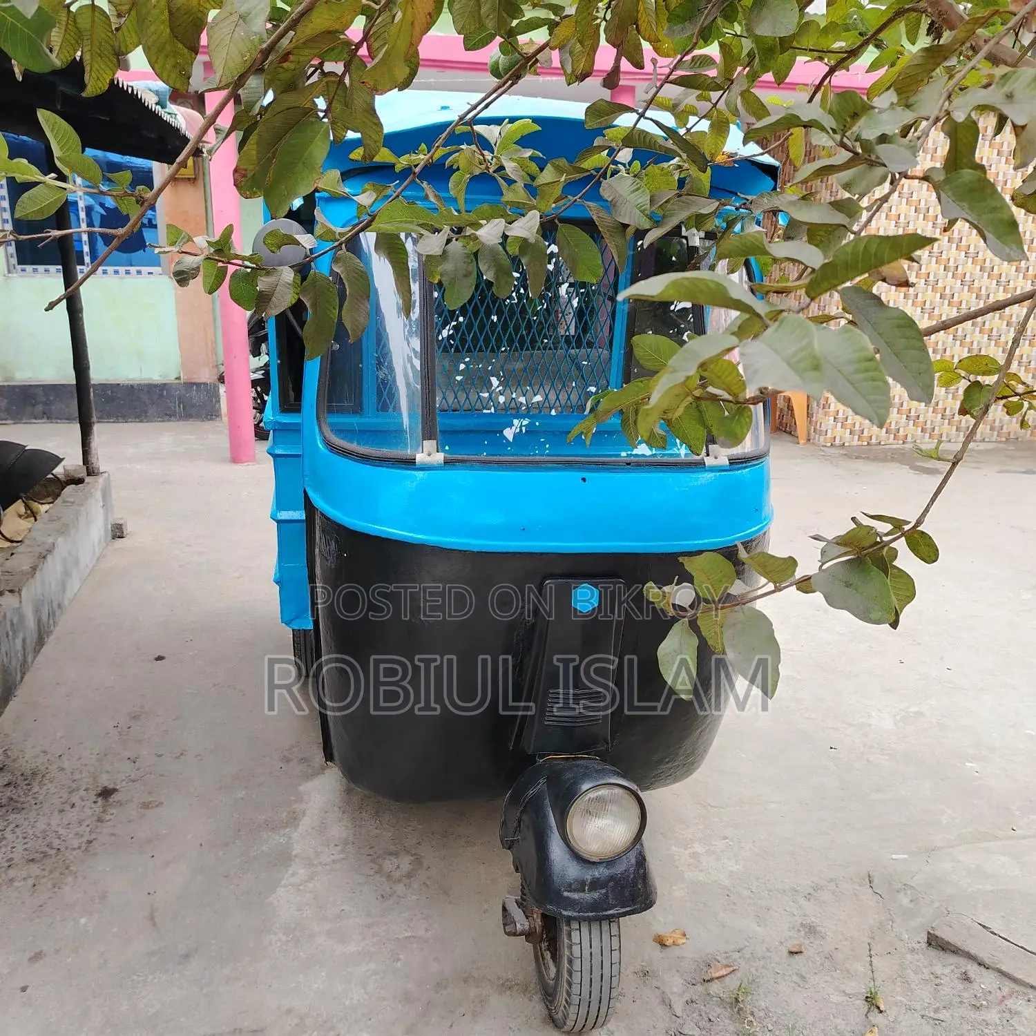 বেবি ট্যাক্সির উপরে বক্স বডি করা