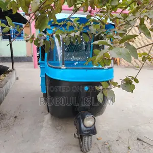 বেবি ট্যাক্সির উপরে বক্স বডি করা
