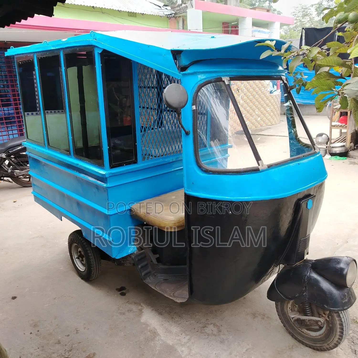 বেবি ট্যাক্সির উপরে বক্স বডি করা