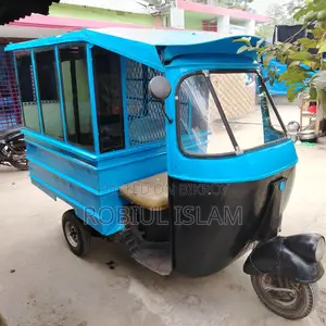 বেবি ট্যাক্সির উপরে বক্স বডি করা