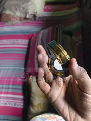 ঘড়িটি দেখতে অনেক সুন্দর