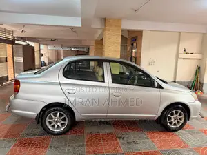 Toyota Platz . 2004