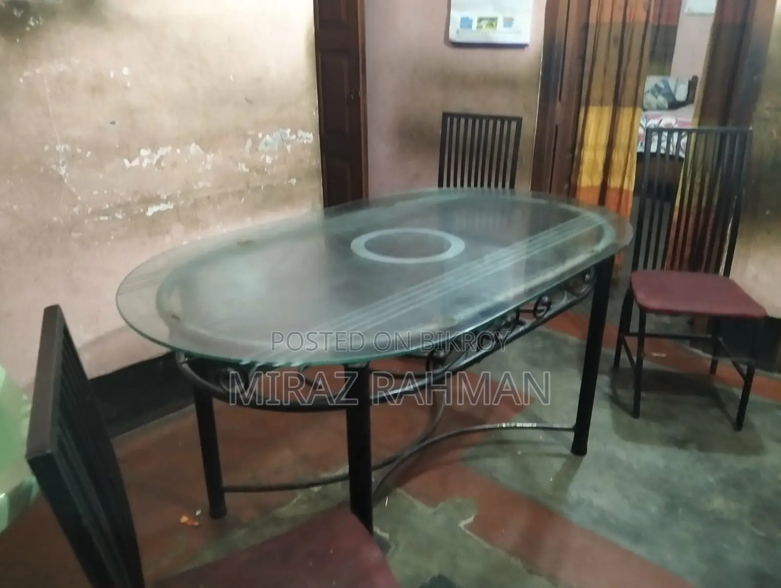 তিনটি চেয়ারসহ টেবিল বিক্রি হবে