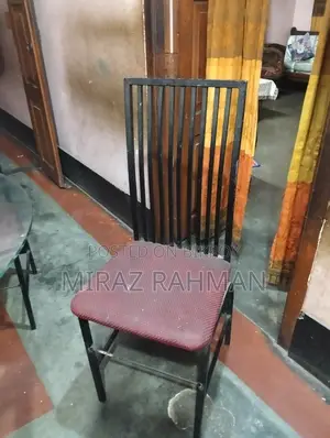 তিনটি চেয়ারসহ টেবিল বিক্রি হবে