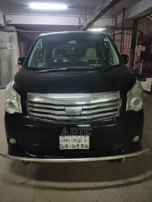 Toyota Noah 2010