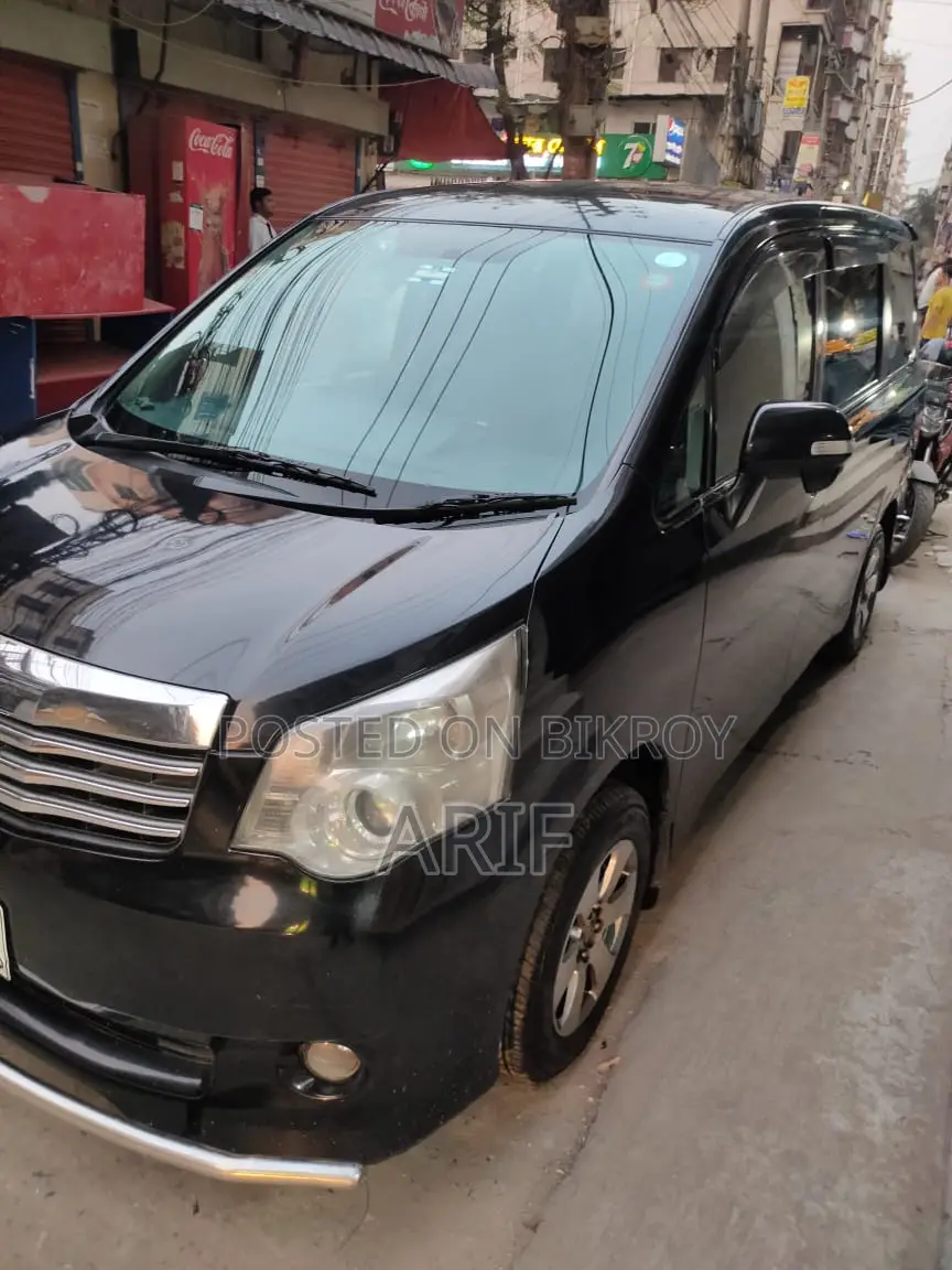 Toyota Noah 2010