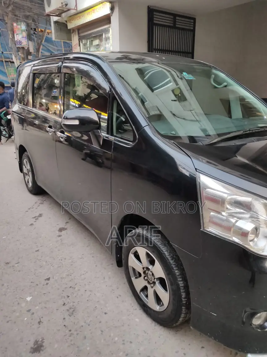 Toyota Noah 2010