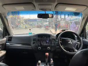 Mitsubishi Pajero v98 2011