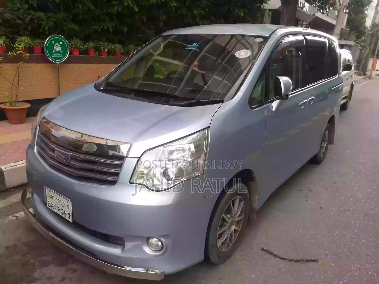 Toyota Noah X smart 2012