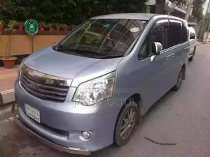 Toyota Noah X smart 2012