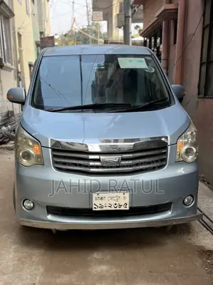 Toyota Noah X smart 2012
