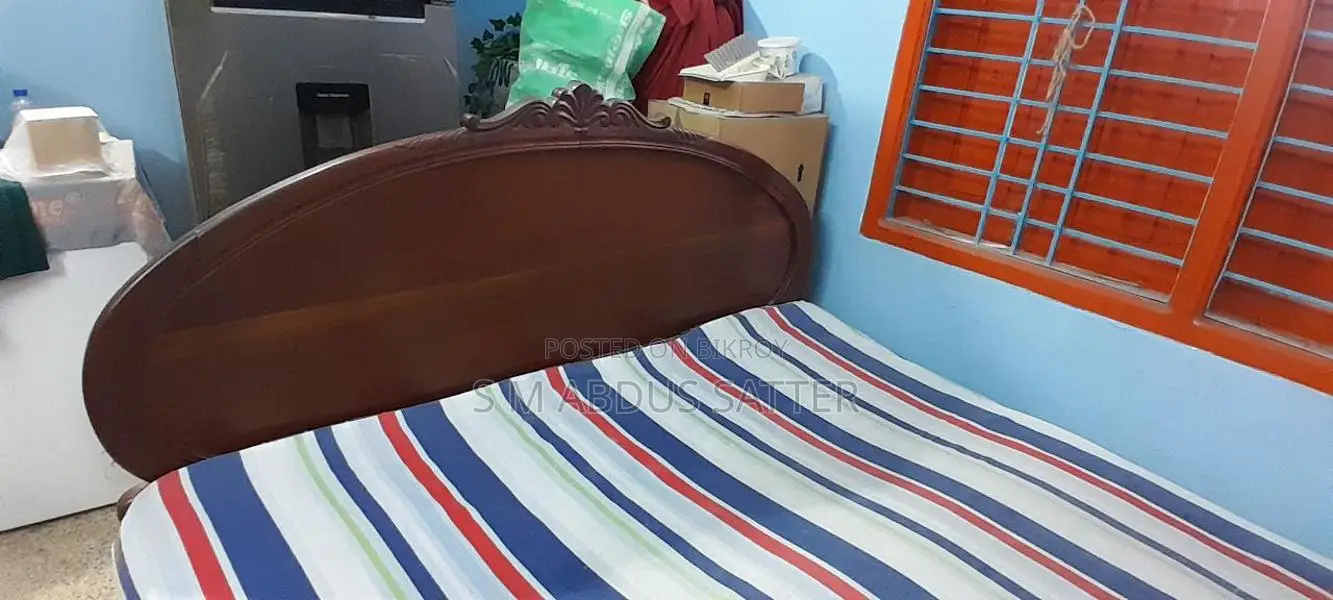 একটি মেহেগুনি কাঠের খাট বিক্রি করা হবে।