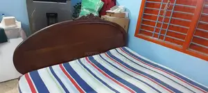 একটি মেহেগুনি কাঠের খাট বিক্রি করা হবে।