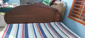 একটি মেহেগুনি কাঠের খাট বিক্রি করা হবে।