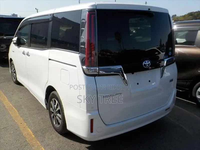 Toyota Esquire Gi pkg. 2020