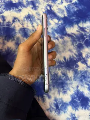 Apple iPhone 11 . (Used)