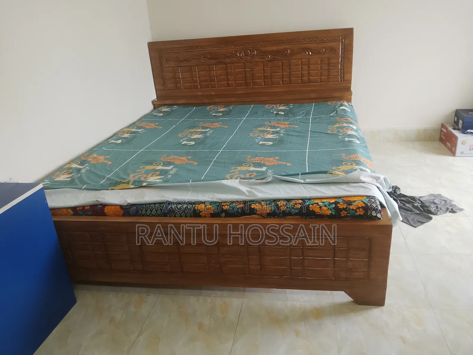 স্বল্প ব্যবহৃত ৬/৭ ফিট একটি খাট