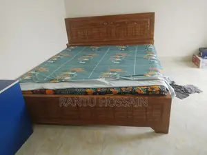 স্বল্প ব্যবহৃত ৬/৭ ফিট একটি খাট
