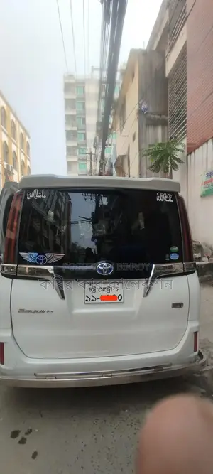 Toyota Esquire hybrid 2018
