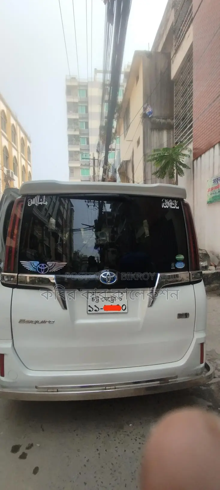 Toyota Esquire hybrid 2018