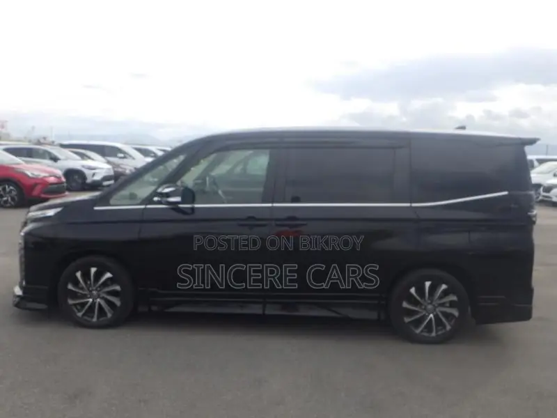 Toyota Voxy GR. Full Option 2022