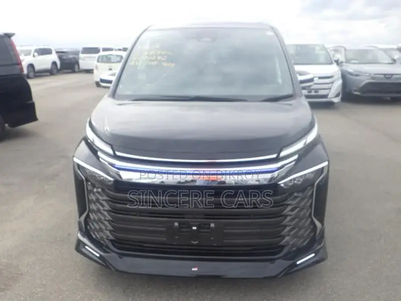 Toyota Voxy GR. Full Option 2022