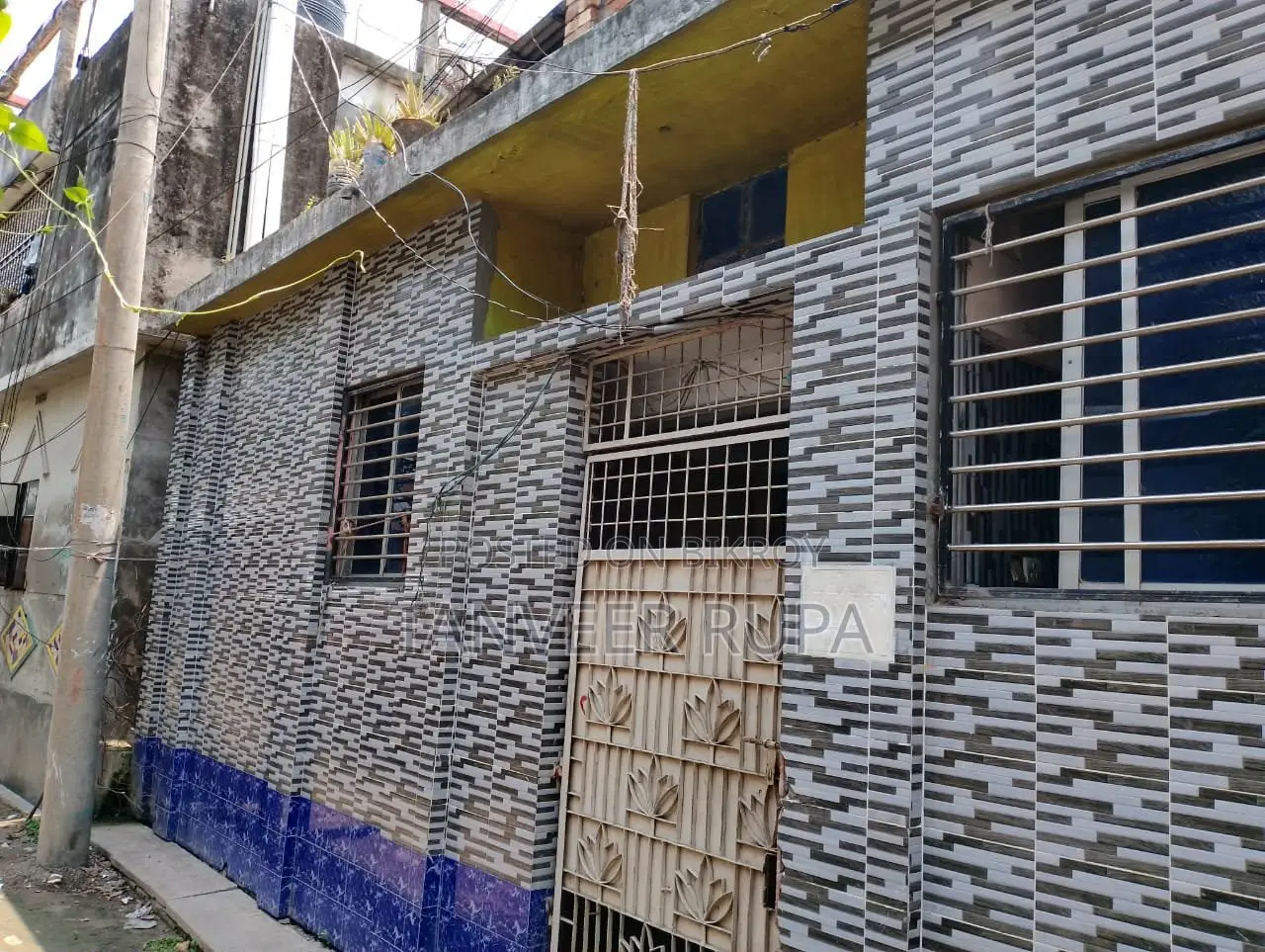 1.5-Story House on 5 Decimals for Sale