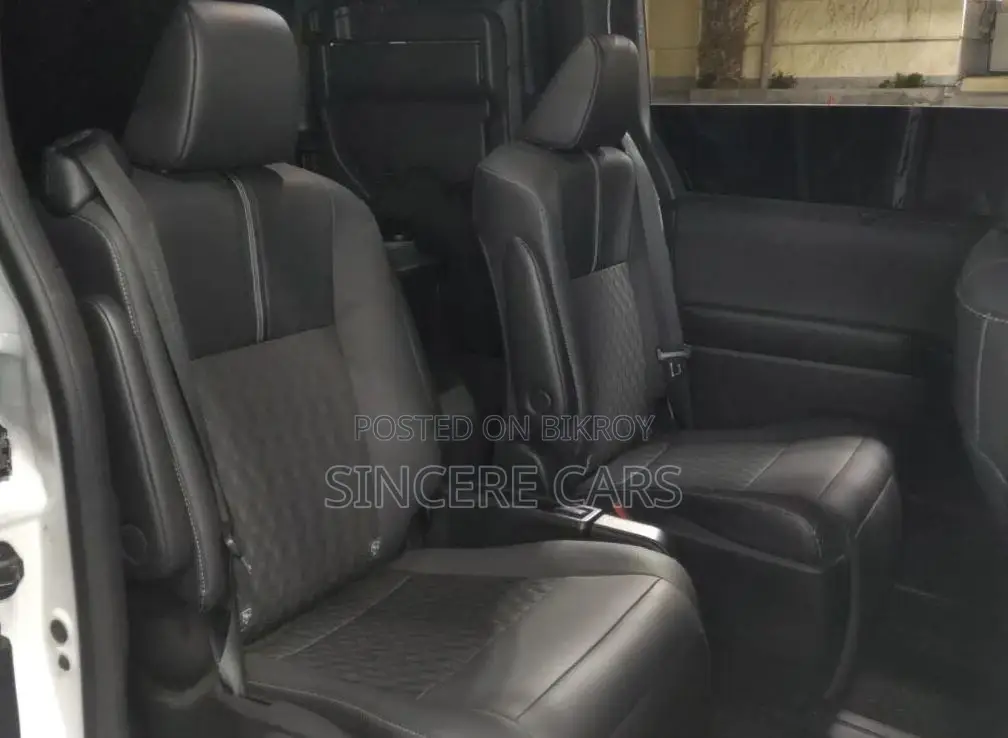 Toyota Noah Sz Full option 2022