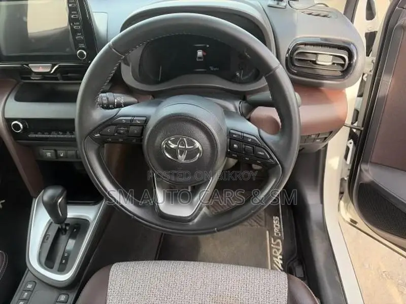 Toyota Yaris Cross Z Pearl & Black 2021
