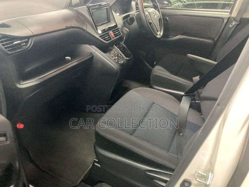 Toyota Noah X Non Hybrid Pearl 2020