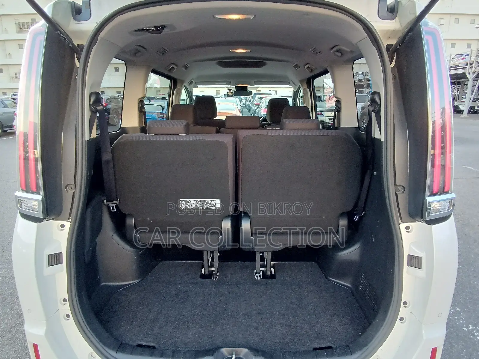 Toyota Noah X Non Hybrid Pearl 2020